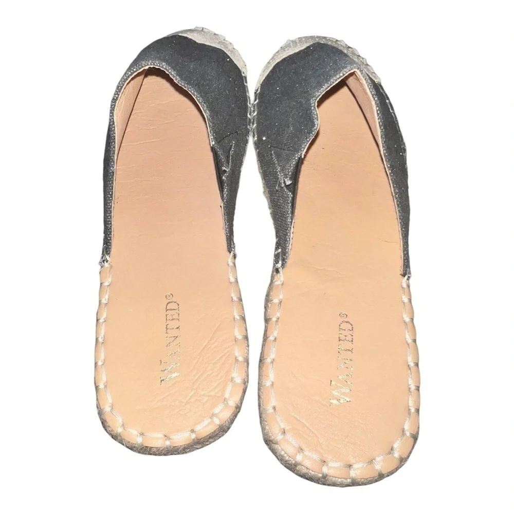 ▶️ Wanted ◀️ Slip on espadrille with subtle sparkle!